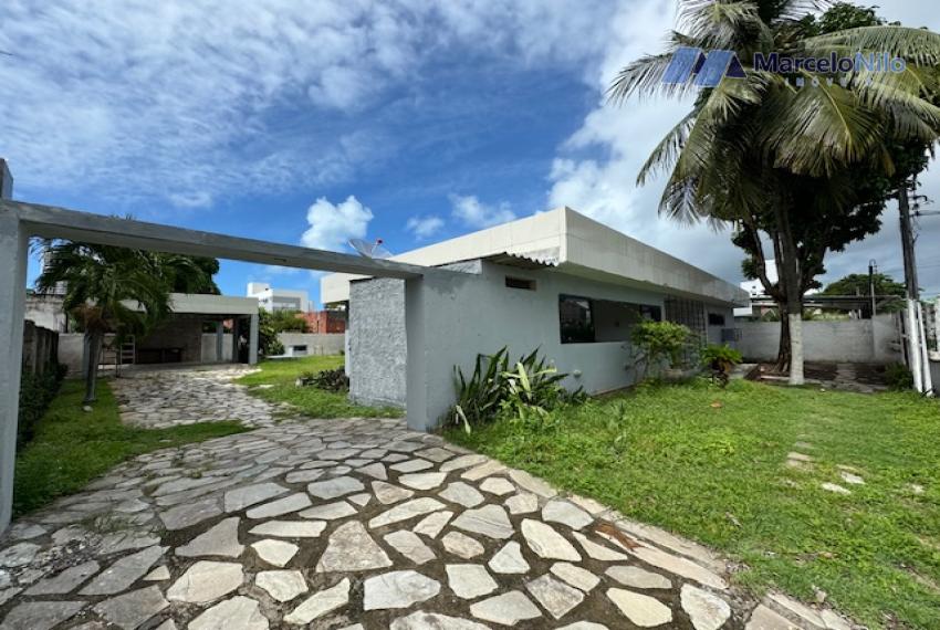 Casa em Dois Lotes, 720m2 de Terreno e 350m2 de Área Construída